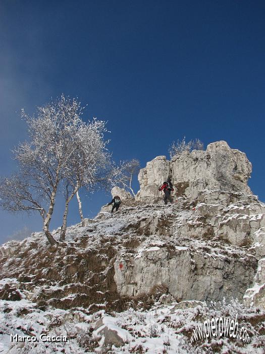 06_saliamo sui pochi cm di neve caduti.JPG